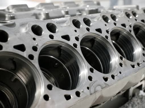 Bloque de motor mecanizado, con los cilindros a la vista